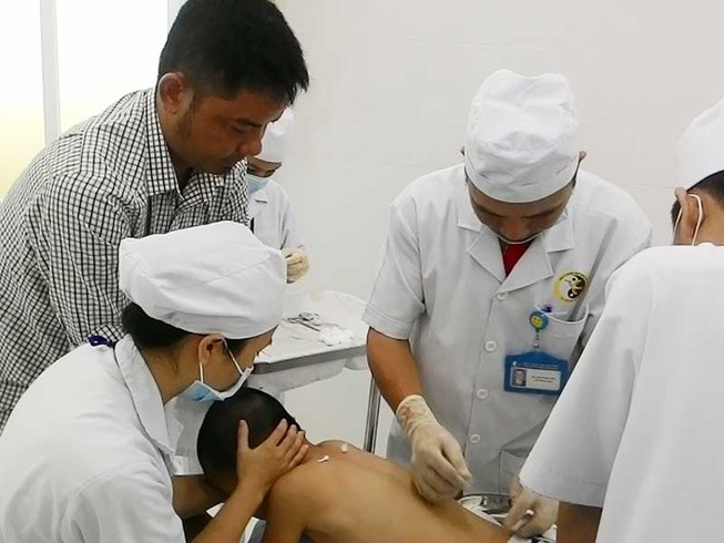 Cấy chỉ, châm cứu: ‘Cứu tinh’ điều trị trẻ tự kỷ