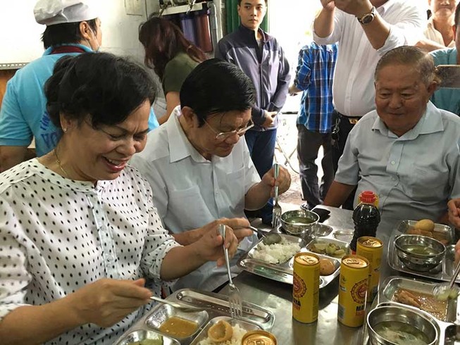 Ông Trương Tấn Sang ở quán cơm Nụ Cười