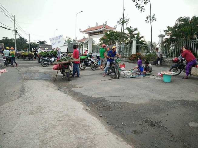 Cổng di tích lịch sử thành nơi họp chợ