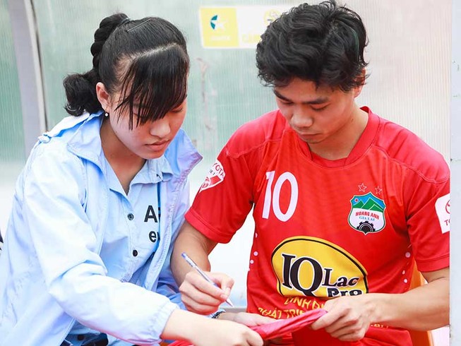Công Phượng bị bao vây