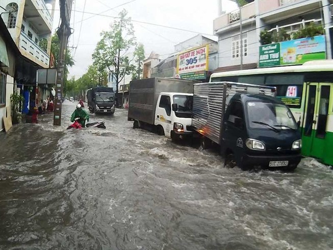 TPHCM: Triều cường gây ngập lụt sâu các vùng trũng thấp