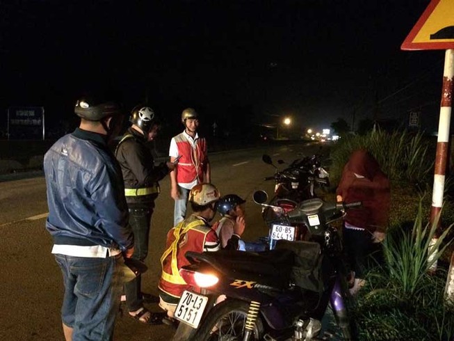 Dân tặng ... xăng cho Đội cứu nạn giao thông