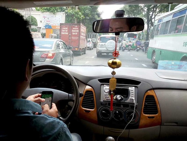‘Không có chuyện ưu đãi thuế cho Uber, Grab’