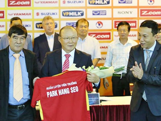 Báo Việt, báo Hàn ‘sốt’ với HLV Park Hang-seo