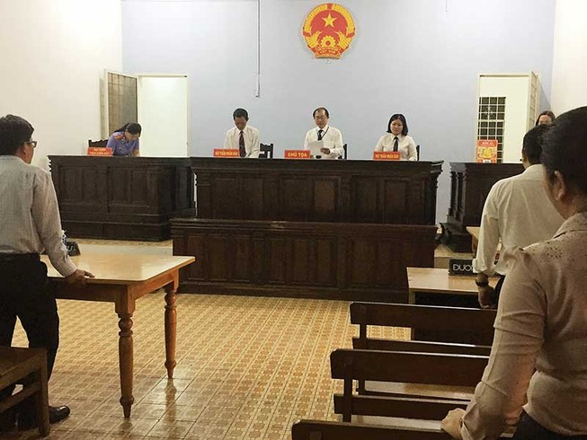 Tòa đình chỉ vụ kiện giám đốc sở, VKS kháng nghị