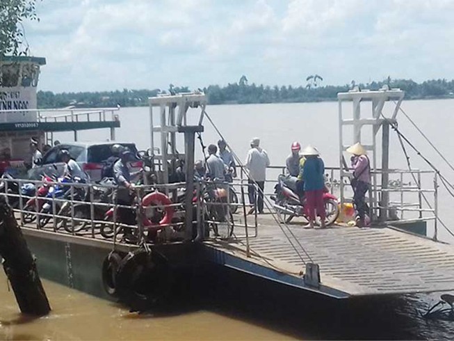 ‘Cõng’ ô tô qua sông: Biết sai nhưng vẫn liều
