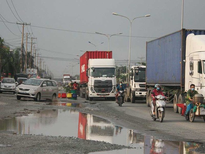 Run rẩy đi qua con đường ‘tử thần’ ở Bình Dương