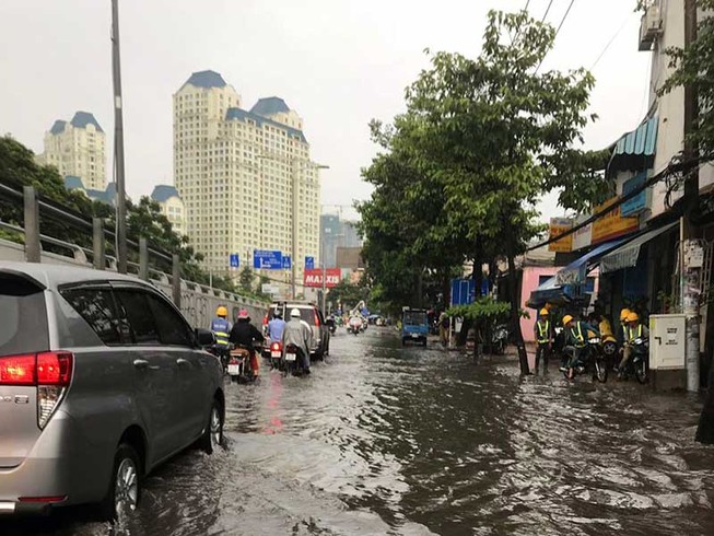 Không có bơm ‘khủng’, đường Nguyễn Hữu Cảnh thế nào?