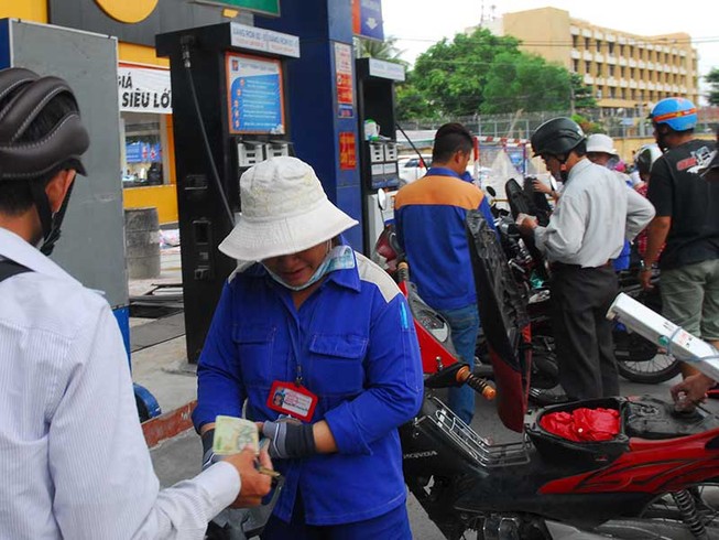 Sau khi dán tem cây xăng, thu thuế tăng 80%