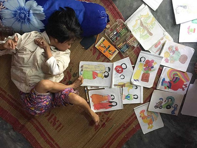 Cô gái bị liệt vẽ ước mơ bằng chân
