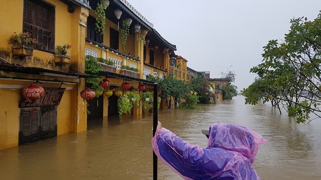 Miền Trung vẫn chìm sâu trong nước lũ