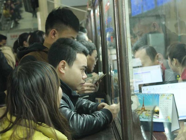 Mua vé tàu trực tuyến: Đẩy phiền cho dân