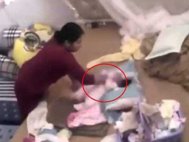 Bé gái hơn 1 tháng tuổi bị hành hạ dã man