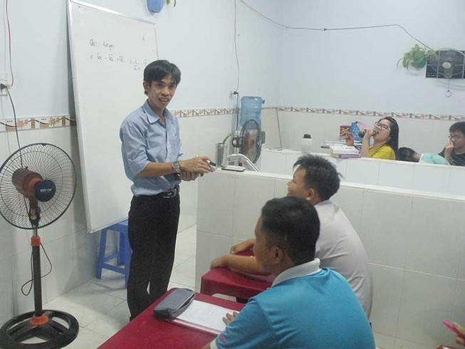 Anh công nhân dạy kèm miễn phí cho trẻ nghèo