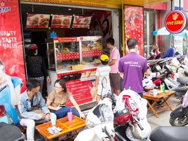 Đại gia ngoại tấn công món ăn đường phố Việt