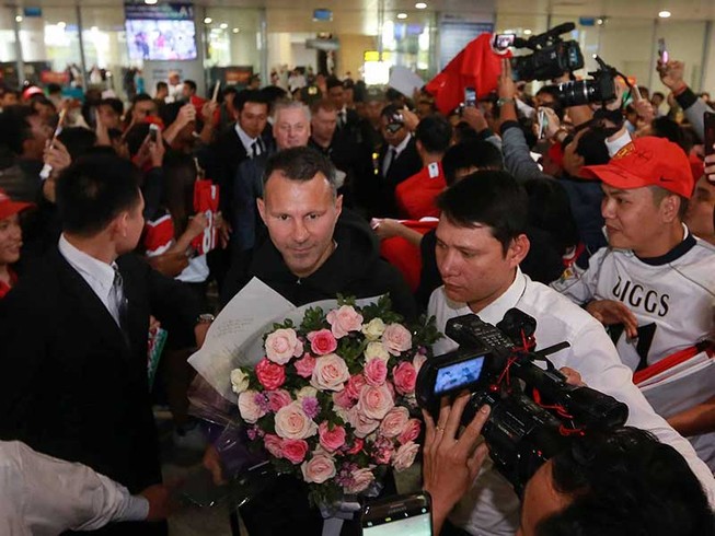 Ryan Giggs sẵn sàng vừa ‘xay lúa’ vừa ‘bế em’