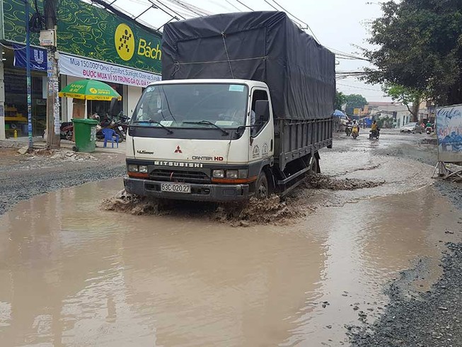 Đường Nữ Dân Công bỗng hóa thành ao