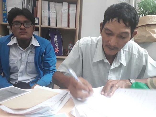 Mẹ mất, cha gặp khó khi chuyển hộ khẩu cho con