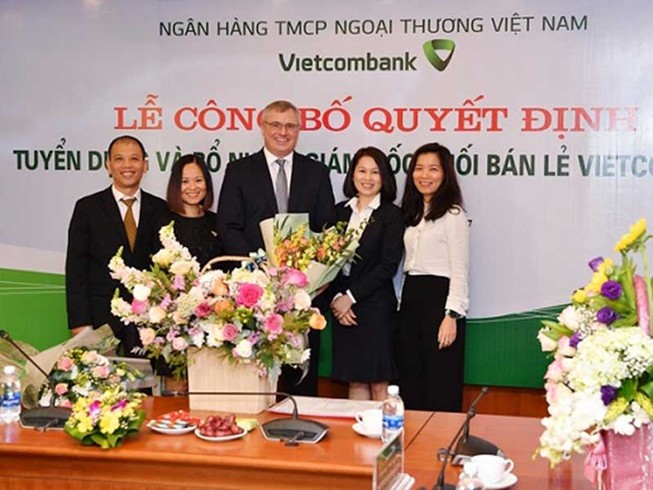 Ngân hàng Việt chi tiền tỉ thuê sếp ngoại