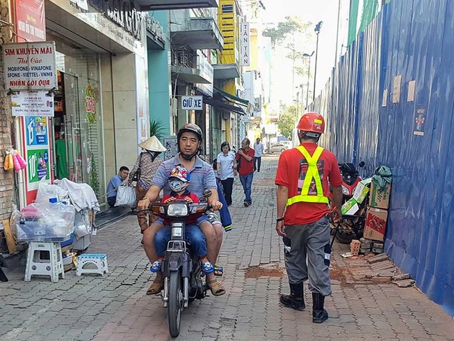 Trung tâm TP.HCM nghẹt thở vì lô cốt