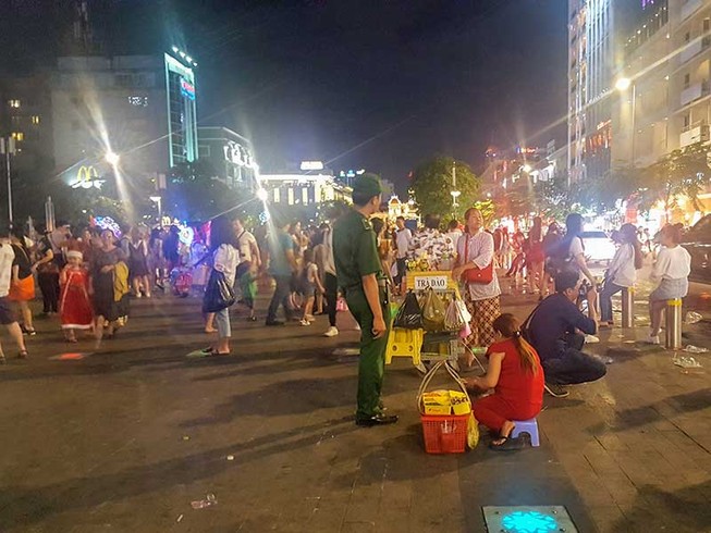 Rác, hàng rong làm xấu phố đi bộ Nguyễn Huệ