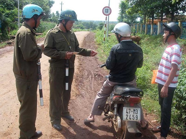 Tranh cãi việc giao súng cho công an xã
