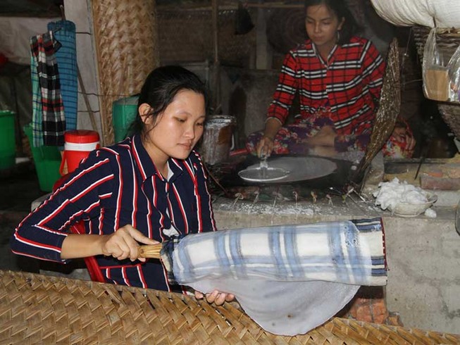 Làng bánh tráng 200 tuổi hốt bạc mùa Tết