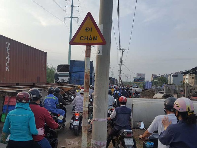 Dân phải liều mình chen giữa container