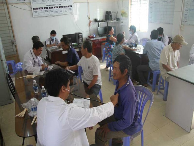 Hàng trăm người dân Cờ Đỏ được khám bệnh miễn phí