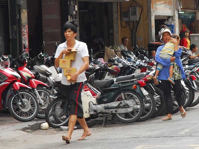 Dẹp bãi xe vỉa hè: Giải pháp nào?