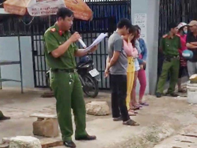 Bêu danh người mua, bán dâm: Xúc phạm nhân phẩm