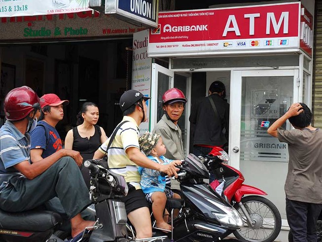 Phát khóc vì ATM ‘đứng hình’ ngày Tết