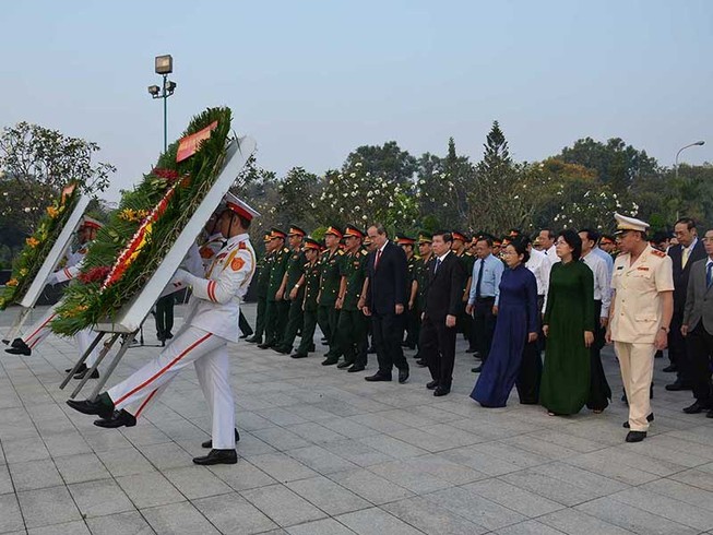 Lãnh đạo TP.HCM dâng hương các anh hùng liệt sĩ