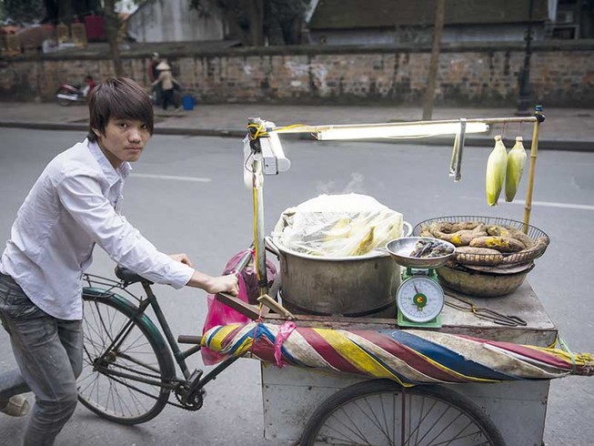 Những người đi qua phố