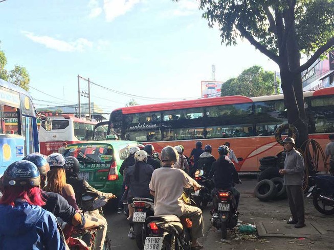 Bến xe ùn tắc, sân bay thông thoáng