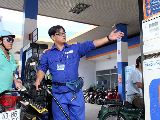 Tăng thuế xăng thêm 1.000 đồng/lít: Dân lãnh đủ