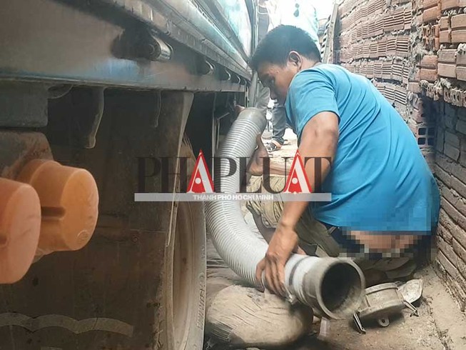 Kinh hãi: Phân hầm cầu xả thẳng ra kênh