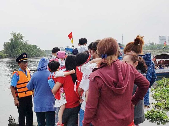 Đò, thuyền chở dân đi lễ, chùa tăng đột biến