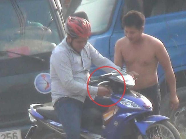 Vụ xả bùn hầm cầu: Chuyển công an viên về trực ban