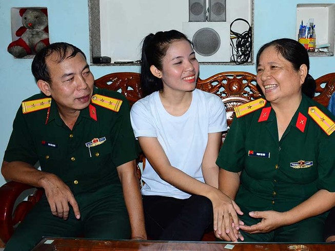 Nữ sinh tình nguyện lên đường tòng quân