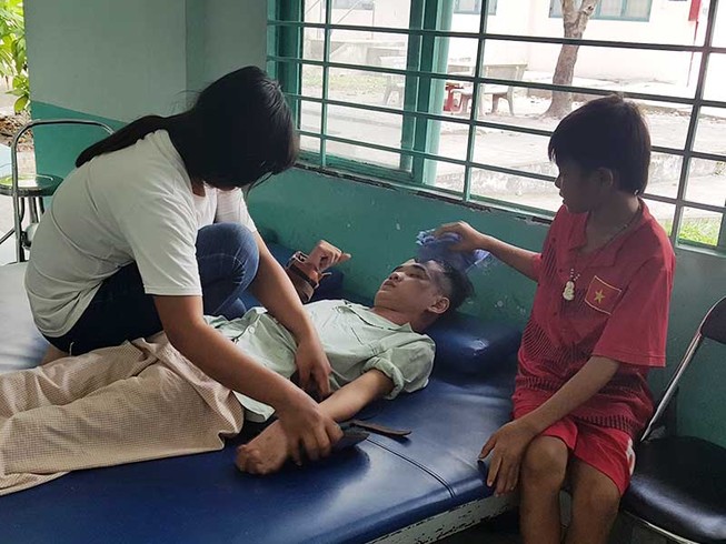 2 đứa trẻ vào viện ở hẳn để chăm anh