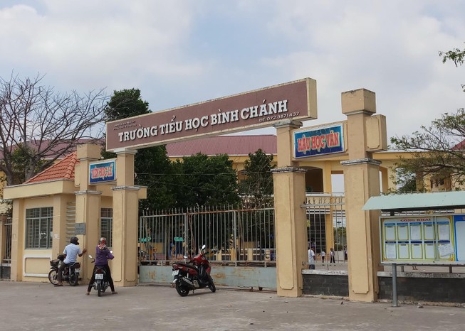 ‘Hình phạt’ nào cho người ép cô giáo quỳ gối?