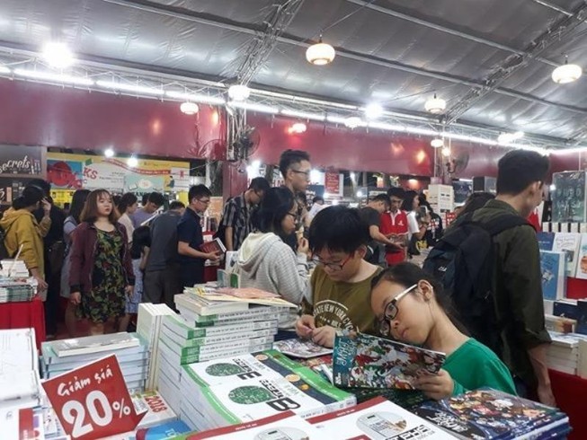 Giới trẻ đến hội sách 'check in' rồi... sao nữa?