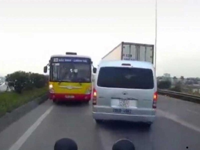 Tước bằng lái tài xế xe buýt đi ngược chiều trên QL