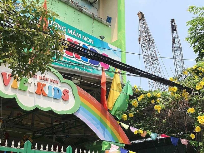 Trường đóng cửa vì công trình sát vách