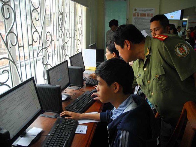 Bất ngờ bị phạt khi đi làm hộ chiếu