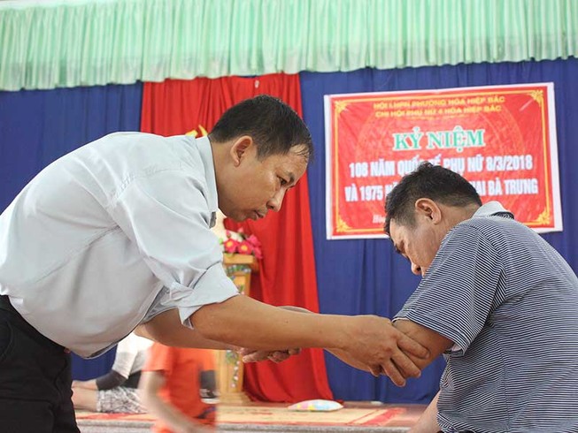 Dân 'triệu hồi' thầy thuốc đến chữa miễn phí cho mình