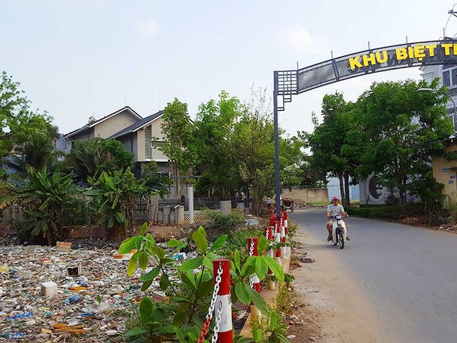 Thủ Đức và quận 12: Nước kênh có màu lạ