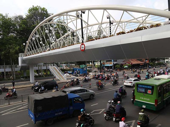 Vì sao cầu đi bộ Hoàng Minh Giám có giá 11,6 tỉ?