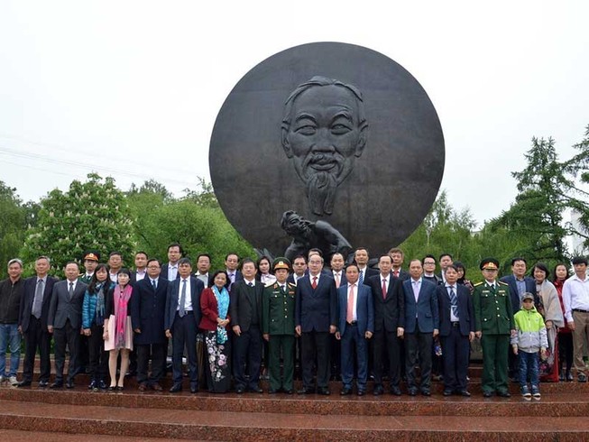 Lễ dâng hương kỷ niệm 128 năm ngày sinh của Bác tại Moscow
